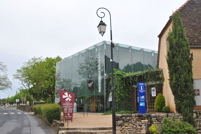 ではロカマドゥールに行きましょう♪<br /><br />ここ、ロスピタレとロカマドゥール間には崖の上の道(D673)と下の道(D32)があり<br />徒歩でも行き来できます。<br /><br />インフォメーション（ガラス張りの建物）前の道路が上の道。　D673 → D200<br />徒歩30分ほどでロカマドゥールの一番たかい所につきます。