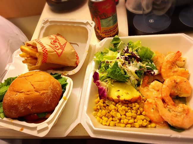 今日のディナーはこれ！！<br />『Teddy's bigger Burgers』と『Blue Water Shrimp&amp;Seafood』<br />