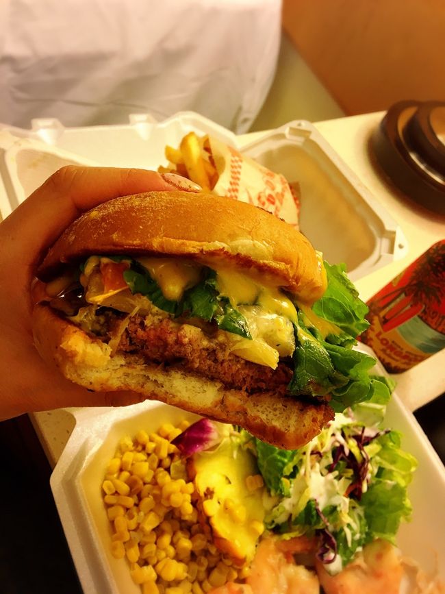 急に両方食べたくなって、贅沢しちゃった！<br />ハンバーガーはグリルドパイナップルを追加〜！！<br />美味しぃー！！！