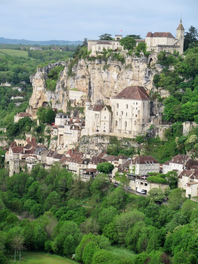 5月 2日  　 9：45　（14℃ 車内温度計)<br /><br />名残り惜しいですが出発です。<br />Conques コンク　に向かいます。<br /><br />　　　　トゥール―ズ空港 → ロカマドゥール　走行距離 237Km