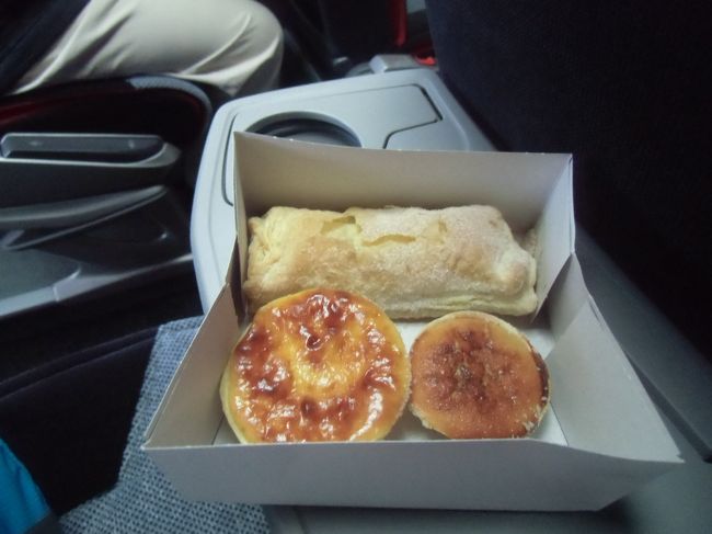 ケイジャータ(チーズタルト)で有名な店で買って来ました。<br />調べてくる人でいっぱいです