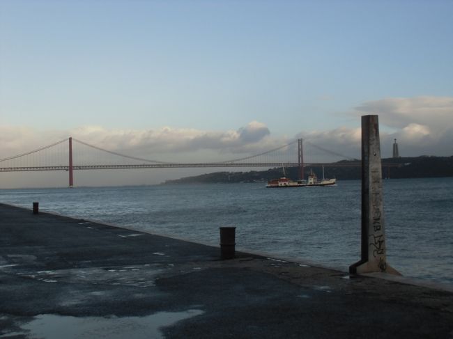 テージョ川に架かる吊り橋　　<br />1966年に完成した全長２２７８ｍ