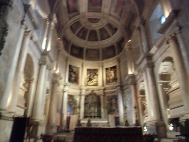 聖母マリアと夫のヨセフの絵もあります