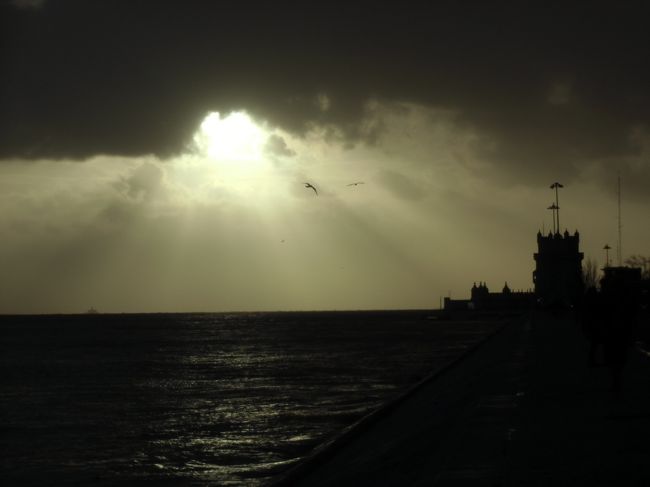 雨雲から夕日が差して来ました。