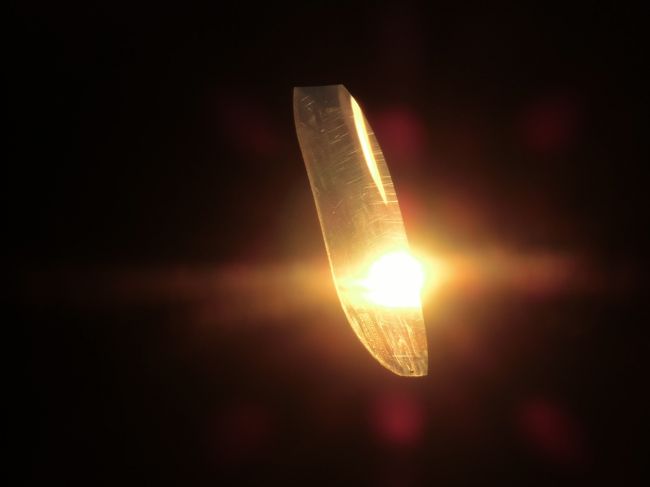 機内からの朝日・・反対側なのでズームでとる