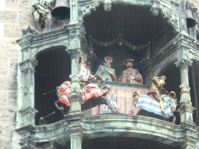 ドイツ最大の仕掛け時計・・１２時に動きだしました。