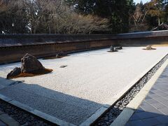 龍安寺といえばかの有名な石庭ですよね。
修学旅行生もいっぱいです。
修学旅行生のガイドのおじちゃんが全部の石が見える場所を教えてくれました。