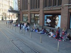 トラムに乗ってカンピ駅の方へ戻って来ました。
トラムの中からストックマンデパートの前に行列ができているのが見えました。
並んでいるのはかなり若い女の子たちのようなので、何かのチケットかな？