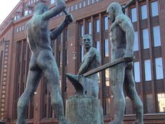 そのフォルムの前にあったのが、こちらの三人の鍛冶屋像(^ ^)
みんな服着てませんが…