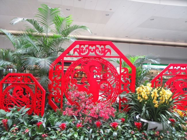 ○　上海浦東空港<br /><br />旧正月の飾り。<br /><br />リニアで龍陽路へ。
