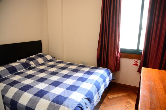 お部屋。308元。<br /><br />古いです…(^^;)浴室が特に古そうで、これで308元はちょっと…(^^;)<br /><br />チェックインの時に、「本当に2泊するの？1泊1泊で支払った方がいいんじゃない？」とホテルの人に言われて、まあそれもそうだなと思って、1泊分とデポジット100元をまず支払いました。そんなわけでやっぱりここは1泊だけの滞在にして、明日は別の場所に移動しようと思います(^^;)