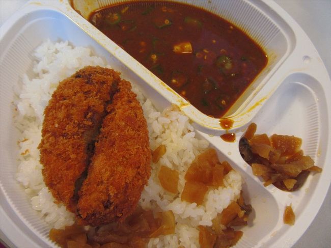 お昼は部下が買ってきてくれたココイチのカレー(^^;)<br /><br />ここ数日吐き下しで大変なことになっていて、食欲がわきませんでしたが、上海に到着したら急に元気になってしまい、オクラと豆腐のカレーにコロッケつけちゃいました(ﾟдﾟ)！さすがに胃もたれが…笑