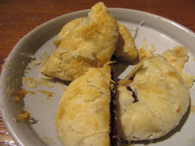 鮮花餅<br /><br />ほんのり甘い中華菓子。餡がお花（多分）。