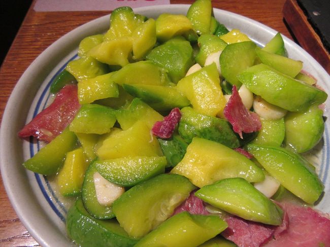 油燜小麥瓜<br /><br />小麥瓜はこぶし大の南瓜みたいな野菜らしいです。味はアボガドとズッキーニを足して二で割ったみたいな味です。