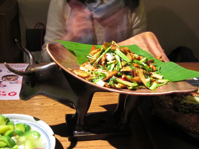 牛肝菌<br /><br />牛が器を背負ってます。牛肝菌（ヤマドリダケ）の炒めもの。これが一番おいしかったです＾＾