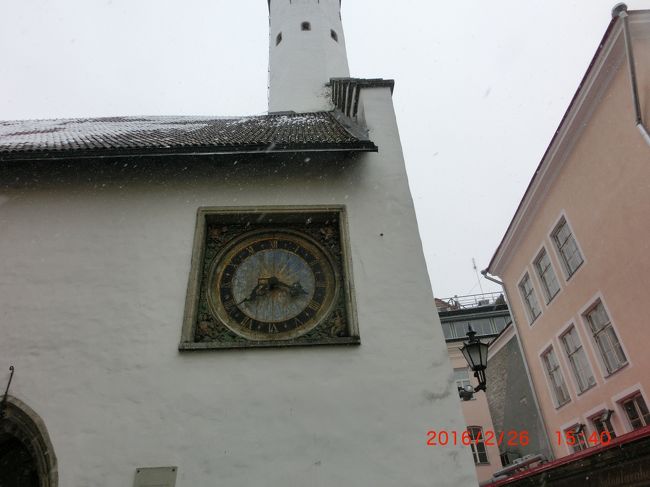 １４世紀のはじめに記録が残る聖霊教会。１４世紀半ばには塔が完成し、現在の姿になった。<br />タリンの教会の多くが貿易商人たちの信仰で成り立っていたが、この聖霊教会は下層の地位にあったエストニア人の生活に重要な役割を果たしていた。<br />大時計は１６８４年製でタリンで最初の公衆時計である。