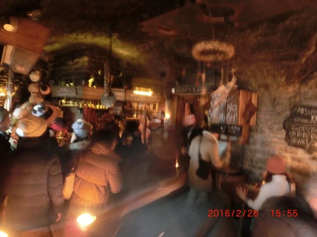 Mｒ.添乗員お勧めの、ピロシキで有名なお店に数人で入った。