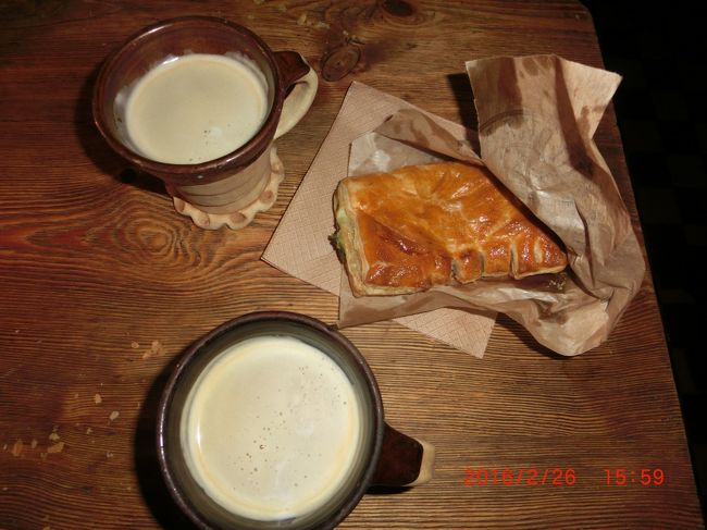 コーヒー２つとピロシキと無料のピクルス２つ。〆て５．５ユーロ。<br />大昔に食べた日本の「ピロシキ」とは異なる。美味しい。<br />お勧めしてくれたＭr.添乗員に感謝。