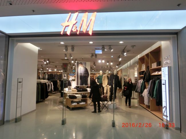 ホテル近くにはこの店も。<br />観光の途中に立ち寄ったスーパーマーケットでは、エストニア人と結婚して５０年間タリンに住んでいるロシア生まれの女性が、お菓子の前で迷っているジジババにあれこれとアドバイスしてくれた。ババお土産に沢山ゲット。<br />こういうのが嬉しいですね。