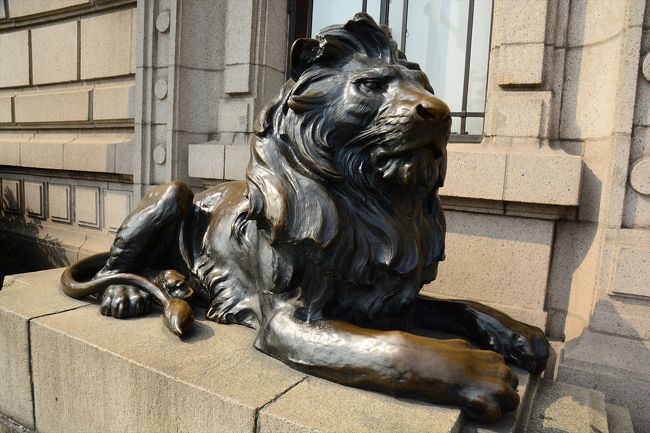 匯豊銀行（HSBC）発行の香港ドルのお札にも描かれているライオンさん。香港のHSBCの前にもいますが、上海のがオリジナル版で香港のはそれを模したものでした。なお現在、本物のオリジナル版のライオンさんは上海の歴史博物館に収められており、今ここに置かれているライオンさんはその博物館のものからかたどったものです。<br /><br />2匹居て、名前があります。口を開いている方がステファン（Sptephan)で、こちらがスティット（Stitt）。当時の香港総行の総経理であったA. G. Stephenと、上海分行の支配人であったG. H. Stittから名前が付けられました。