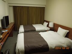 ホテルドーミーイン弘前に到着。部屋は広くないけど、ベッドはゆったり。