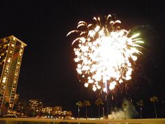 ヒルトンのピライベート・ビーチで金曜の夜に開催される花火。
