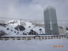 苗場スキー場に到着。写真のタワーは昔よく泊まった2号館。部屋も他より広く快適です。日帰りだといつもは日帰りスキーセンター方向に案内されるのですが今回はそこに比べると小さな南ゲートへ誘導されました。