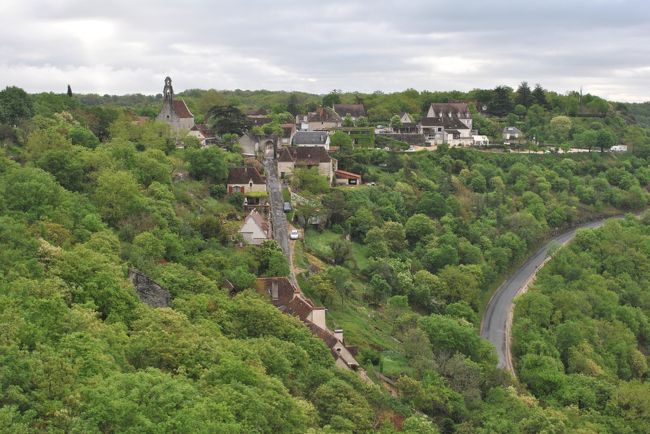 ロカマドゥールから見たロスピタレ。<br />木々に埋もれるようぽつぽつ家が見えます。<br />行ってみると普通の町並みがあり高い所にいる感じもしません。<br />地図だけではこんな地形だと想像できませんでした。