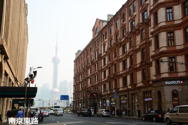 右が斯沃琪和平飯店・匯中飯店（Palace Hotel）旧址。<br /><br />左が和平飯店・沙遜大厦（Sasson House）。<br /><br />真ん中は対岸の東方明珠。