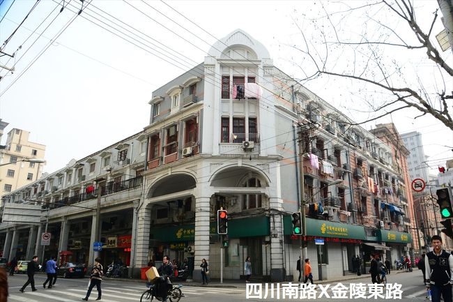 金陵東路は楽器店が多いです。