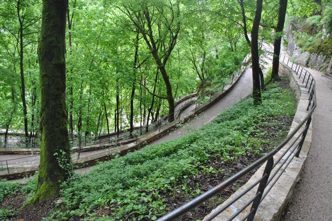 村の一番高いところへは車でも行けます。<br />広々していて駐車場もたくさんありました。<br /><br />ロカマドゥールの村は上へ行くのが大変。<br />てっぺんから遊歩道を歩いて下りれば楽々です。