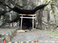 ◆御厨人窟（みくろうど）◆　弘法太子様が修業された洞窟。

まずは「旅の安全」を参拝しようと訪れたものの、明らかに安全ではない雰囲気が…(^^;)
数日前の雨の影響で、封鎖（!?)されてるような雰囲気。

