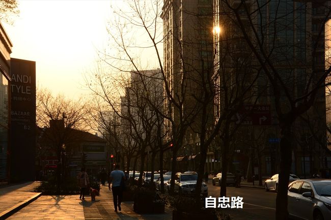 上海の夕方。<br /><br />夕陽の光がかなりゆるくてぼんやりした感じ。<br /><br />これが上海だよなぁ…＾＾