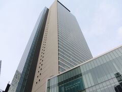 名古屋は何を見たらいいの？

　昼下がりの名古屋駅前。
　ミッドランドスクエアー。
　ここの41階には、太っ腹にも無料展望台があるらしい。

　小さな町なら、見所がはっきりしていて迷いがないのですが、
　初めて訪れる大都市というのは、なにをどう見て良いのか分からない。
　とりあえず、高いところに登って概観するのが王道かと思います。

　何かが分かるかも知れない。