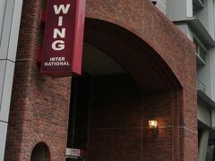 名古屋の伏見

　伏見にあるホテルに徒歩にて到着。
　駅から20分弱。
　オフィス街のまっただ中にあり、あーばんらいふなホテルです。
　周囲には、小さいながらも個性的で美味しいレストランが点在し、なかなか気に入りました。

　この辺りの歴史は、清洲越し以前からのもので、京都の伏見から移り住んだ人が多かったのだとか。

　深夜、頭痛を訴える相方が寝ているベッドの脇を通り、11階にある部屋の窓から桜通を眺めると、光の線が幾重にも重なって深夜遅くまで車の通りが絶えることはありませんでした。
　相方になんとなく後ろめたさを感じつつ、なぜか旅情をも感じるひととき。

　一人、コンビニにビールを買いに出ると、すぐ横の国道と桜通の交差点に横断歩道がかかっている。
　その上に登ると駅の方の夜景がすっかり見えて、とても美しい。

　歩道橋の階段の下の暗がりを、浮浪者のような格好の中年男性が袋を引きずって歩いているのが目に入りました。
　若いＯＬが向いからやってきて、その男性とすれ違う。

　暗がりなのですが、会社帰りと思しきＯＬが、少しだけ身をそらしたように感じました。
　男性は、まるで周囲のことには感知しないかのようにゆっくりと歩き続ける。