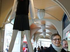 名古屋レディー

　名鉄デパート前の巨大マネキン＝ナナちゃんに、旅人はド胆を抜かれる。
　この発想は、他にはないよなあ。
　天井すれすれにつるつるのスキンヘッド。
　キリンのように長い首は、今風な感じを受ける。

　でも、セーラー服すがたとは？
　新入学の時期だからだろうか。

　訊くところでは昭和48年4月28日生まれだから、42才ということになる。
　42才でセーラー服？
　当初は「仏像」だの「銅像」だのと言われていて、みんながナナちゃんはマネキンだと気付くのに時間がかかったらしい。

　頭に鉄の杭が刺さっているのも、かなりシュール。
　セーラー服は、市内の高校生の卒業制作だと言うから、特別な意図はないらしい。

　名古屋のシンボル、とどこかに書いてあったから、とりあえず名古屋の見所の一つと捉えるのが妥当かも知れない……。
　ただ、ナナちゃんに名古屋のすべてを背負わせるのは、ちょっと荷が重いだろう……か。


名古屋地下街

　このあと、歴史が古いというメイチカに潜入してみるもののこれといった収穫もなく。
　メイチカって、迷地下みたいな響きがあって、けっこう期待していたのですが、わりと普通だった……。

　そうそう、メイチカの金券ショップで、JRの普通乗車券をちょっとだけ安く売っていたのでびっくり。
　ちょっとだけ安い、というところに、どことなくいかがわしさを感じる。
　売っている若い女性店員に、どうして安いんですか、と尋ねたら、安いんです、とオウム返しにするだけで、どうやら理由は分からないらしい(もしくは言いたくない)。

　京都まで、いや正式には二条駅までの切符を買うつもりだったのですが、「名古屋→京都」を150円くらい安く売っている。
　京都駅までの値段と、二駅先の二条駅までの値段は一緒なんだけど……、くだんの女性店員は、少し考えてから、名古屋→京都の切符しかありません、ときっぱりおっしゃいます。

　150円くらいでトラブルに巻き込まれるのがいやで、とうとう購入に踏み切れませんでした。
　ただ、けっきょく切符のことで京都でトラブルになっちゃうんですが、そんなことはこの時はつゆ知らず。