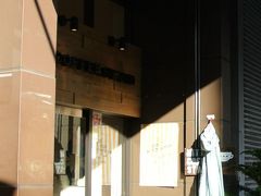 名古屋のモーニングサービスがすごい

　らしい。
　ネットで調べると、ホテルの近くに人気のコーヒーショップがあるようです。

　小倉サンドが出るような店ではないようですが、美味しいコーヒーが飲めそう。
　ホテルウィングインターナショナルから歩いて3分、MITTSという。