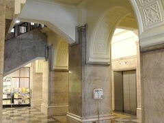 名古屋城を目指す

　犬山の喫茶店で、親切なご夫婦に教えられた通り、名古屋城に行くために市役所駅で降ります。
　「→市役所」のサインに従って地下通路を歩くと、いつの間にかおしゃれな建物の内部に出ました。

　ここはいったいどこだろう。