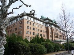　すぐお隣には、市庁舎の5年後に建てられた、愛知県庁舎。
　同じく、昭和天皇の即位記念事業として建てられ、やはり国の重要文化財に指定されている。

　最上階が名古屋城しているのが特徴だとか。

　すぐ目の前に、名古屋城があります。