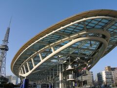 水の宇宙船

　地下鉄で栄町のオアシス21の所にやってきました。
　青空に浮かぶのは「水の宇宙船」。
　背後に名古屋テレビ塔。

　これをテレビＣＭで見て、目が釘付けになりました。
　2005年愛知万博の際に作られたとか。
　長さ１０６ｍ、幅３６ｍあるそうです。

　大林組がコンペで入賞し、請け負ったようですが、無重力状態で浮く宇宙船をイメージしたのだとか。
　実際に作るのはそーとう苦労したそうです。

　なんせ、水が入った巨大なお皿です。
　ザハ・ハディド氏が設計した、２０２０東京オリンピックのメインスタジアムにも負けない奇抜なデザインです。

　名古屋城もそうですけど、度肝を抜く建物というのは作っちゃえばそれなりに名所になるんだなあ。
　ギザのピラミッドなんか、無意味な建造物の王様だろうと思う。