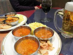 本物の外人と電話でおしゃべり

　晩に、カレー専門店を訪れました。
　クーポンサイトで買ったクーポンの利用だったので、事前の予約が必要とのことでした。
　札幌から行くので、希望の日に食事が出来ないと困るので、かなり早く二ケ月も前に予約の電話を入れました。

　「はい、インダスです。なんですか？」

　と、明らかな外国なまり。

　「えーと、予約をしたいのですが……。」

　「よやく？今日？あした？」

　「えーと、2月の23日です。」

　「……。」

　「ポンパレなんですけど……。」

　「ポン？」

　「2月に予約を入れたいんですけど。」

　「ガチャン」

　というようなわけで、まあいっか、前日にでもまた電話しようと思っていて、当日の午前中になっちゃいました。
　問題なく予約が出来、6時くらいに行ったのですが、この店結構な人気店だったらしく、7時くらいにはほぼ満席になりました。

　値段も手頃でおいしかったし、一生懸命接客してました。
　特に、おかわり自由のナンが良いです。
　ヘンな電話してごめんなさい。

　店の名はインダス栄店。
　プリンセスガーデンホテルの１Fにあります。