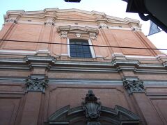 サン ピエトロ大聖堂
インディペンデンツァ通りへ戻って来ました。このまま真っすぐ歩くと
ホテルへ戻れます。
