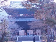 蹴上インクラインをあとにし、参道を通り南禅寺へ。

大きな三門。高さは22m