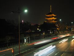 本日、最後に東寺にやってきました。
五重塔のライトアップを見るためです。