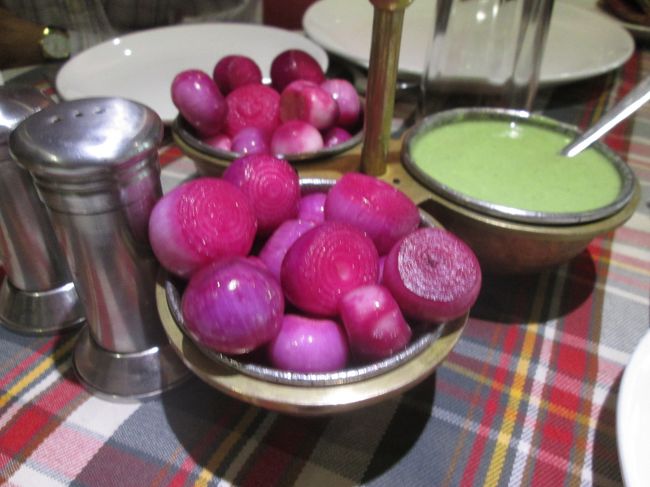 デリーのレストランモーティーマハルでの料理の一部、玉ねぎのようなものが最初に出てきました