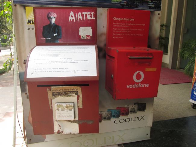 デリーのレストランモーティーマハルの前にあった郵便ポスト