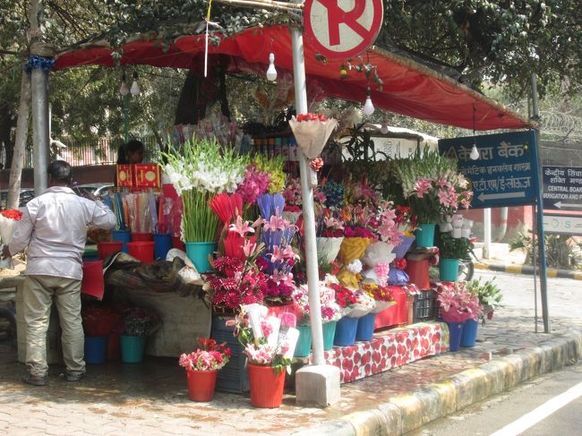 デリーのレストランそばにお花の販売がされていました