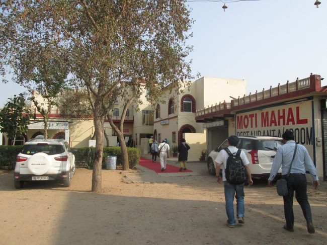 デリーからジャイブールへ移動、デリーのレストランから２時間２０分ほど乗車して休憩、大きなドライブインです