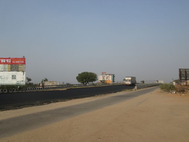 ドライブイン前の道路、広い道路です