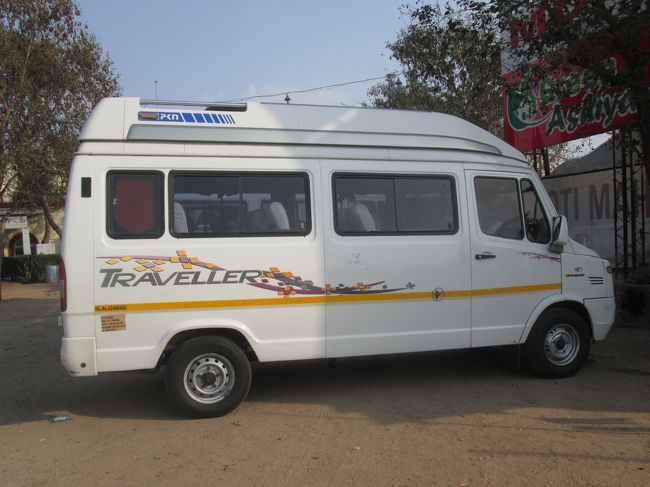 今回利用したバス、１２人乗りの小型バスです、参加者が５人でしたのゆとりがあり楽に乗車できました、長距離移動も乗車人数が少なければ楽でした